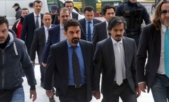 Τον χαβά τους οι Τούρκοι: Δώστε μας τους οκτώ  αξιωματικούς
