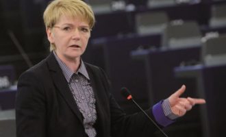 Βροντερή η Γκάμπι Τσίμερ στην Ευρωβουλή: «Στην Ελλάδα οι θεσμοί προκάλεσαν μια ανθρωπιστική καταστροφή»