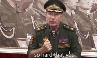 Έτσι απείλησε άνθρωπος του Πούτιν τον Αλεξέι Ναβάλνι: «Θα σε πλακώσω και θα σε κάνω ζουμερή μπριζόλα!» (βίντεο)