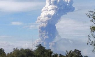 Νέο «θρίλερ» στην Ινδονησία: Μετά το φονικό σεισμό, εξερράγη ηφαίστειο (βίντεο)