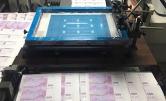 «Τσίμπησαν» το πιο σύγχρονο εργαστήριο πλαστών χαρτονομισμάτων –  Κατασχέθηκαν 11 εκατ. ευρώ (βίντεο)