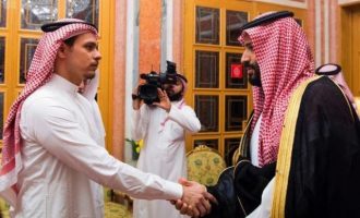 Δείτε την «παγωμένη» χειραψία ανάμεσα στον Σαουδάραβα πρίγκιπα και τον γιο του Κασόγκι (βίντεο)