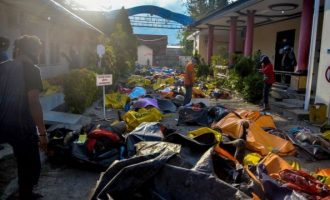 Η Ινδονησία κάνει έκκληση για βοήθεια για να αντιμετωπίσει τη φρίκη του τσουνάμι
