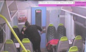 Της φώναζε «κοιμήσου κοριτσάκι» και την μαχαίρωνε μέσα στο τρένο (φωτο)