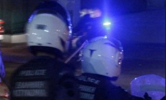 Τρεις νεαροί μετανάστες στη Σάμο επιτέθηκαν το Σάββατο σε αστυνομικούς