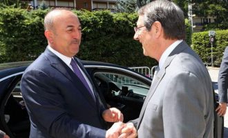 Η Τουρκία δεν πρόκειται να φύγει ποτέ από την Κύπρο είπε ο Τσαβούσογλου στον Αναστασιάδη