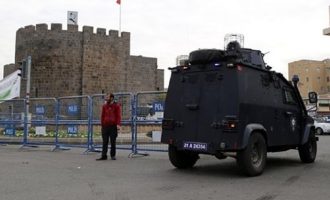 Οι Τούρκοι κήρυξαν απαγόρευση κυκλοφορίας σε 65 χωριά του Ντιγιάρμπακιρ – Ετοιμάζουν επίθεση στο PKK