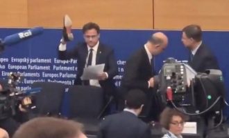 Ιταλός ακροδεξιός ευρωβουλευτής άρπαξε τα χαρτιά Μοσκοβισί και τα πάτησε με το παπούτσι του (βίντεο)
