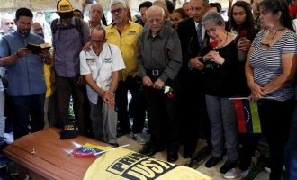 Βενεζουέλα: Οργή στην κηδεία του Φερνάντο Αλμπάν που βρέθηκε νεκρός στη φυλακή