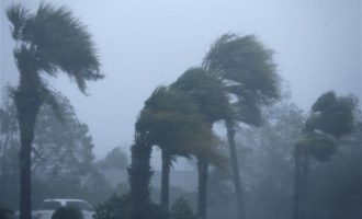 Ο κυκλώνας Μάικλ σφυροκοπά τη Φλόριντα – Ένας νεκρός