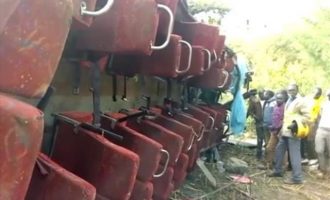 Τραγωδία με λεωφορείο που «γκρεμίστηκε» στην Κένυα – Τουλάχιστον 42 νεκροί