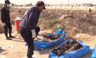 Ο συριακός στρατός ανακάλυψε ομαδικό τάφο με αποκεφαλισμένα γυναικόπαιδα από το Ισλαμικό Κράτος