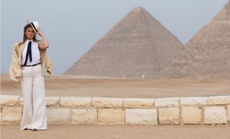 Στην Αίγυπτο η Μελάνια Τραμπ – Ξεναγήθηκε στις Πυραμίδες (φωτο)