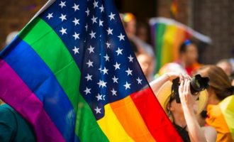 Τι αλλάζουν οι ΗΠΑ για τους ομοφυλόφιλους συντρόφους των διπλωματών