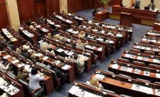 Νίκη Ζάεφ: «Πέρασε» στη σκοπιανή Βουλή η συνταγματική αλλαγή με 80 «ναι»