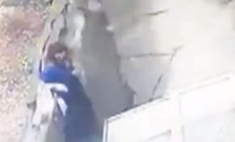 Πεζοδρόμιο «ανοίγει και «καταπίνει» δύο γυναίκες στην Τουρκία (βίντεο)