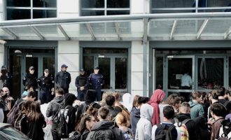 Μαθητές μπήκαν στο γραφείο του υπουργού Παιδείας Κώστα Γαβρόγλου