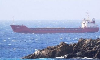Στο λιμάνι του Γυθείου το τουρκικό πλοίο που είχε πιάσει φωτιά – Συνελήφθη ο πλοίαρχος