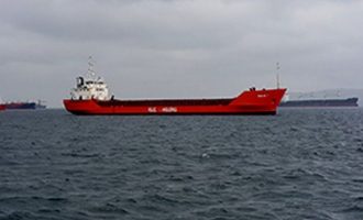 Στο κόκκινο ο συναγερμός για το φλεγόμενο «Kilic 1» – Σπεύδουν πυροσβεστικά πλοιάρια από Πειραιά-Κρήτη