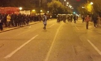 Ένταση στο κέντρο της Αθήνας μετά την πορεία για το Πολυτεχνείο – Πέφτουν μολότοφ
