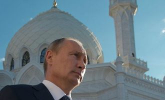 «Φλερτάρει» τον ισλαμικό κόσμο ο Βλάντιμιρ Πούτιν: «Σε πολλά ζητήματα οι θέσεις μας είναι παραπλήσιες»