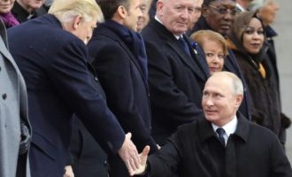 Τραμπ και Πούτιν αντάλλαξαν χειραψία κάτω από την Αψίδα του Θριάμβου
