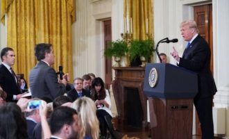 Γιατί ο Τραμπ «πέταξε έξω» από τον Λευκό Οίκο δημοσιογράφο του CNN