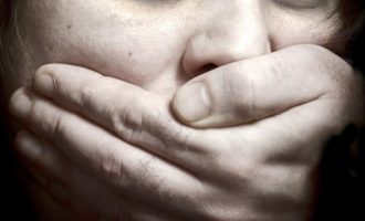 39χρονη δάγκωσε το πέος επίδοξου βιαστή που απαίτησε στοματικό