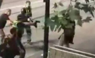 Άνδρας επιτέθηκε με μαχαίρι στη Μελβούρνη – Η στιγμή που τον πυροβολούν (βίντεο)