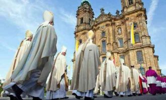 Πώς πληρώνονται οι ιερείς στη Γερμανία – Από που εισπράττουν χρήματα οι θρησκείες;