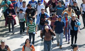 1.500 μετανάστες από το Ελ Σαλβαδόρ προστέθηκαν σε εκείνους που πορεύονται προς τις ΗΠΑ