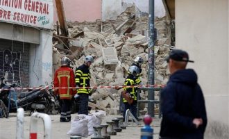 Ανέσυραν έναν νεκρό από τα ερείπια των κτιρίων που «διαλύθηκαν» στη Μασσαλία