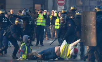 Στους δρόμους της Γαλλίας 287.000 «Κίτρινα Γιλέκα» – 400 τραυματίες και μια νεκρή στα οδοφράγματα