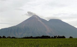 «Βρυχάται» το ηφαίστειο Φουέγο στη Γουατεμάλα – «Σε νέα φάση έκρηξης»