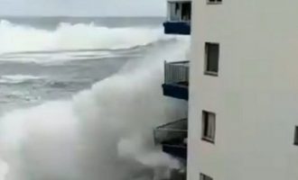 Τεράστιο κύμα «καταπίνει» ξενοδοχείο στην Τενερίφη (βίντεο)