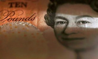 Πιέσεις δέχτηκε η στερλίνα – Η Τράπεζα της Αγγλίας ανήγγειλε παρατεταμένη ύφεση