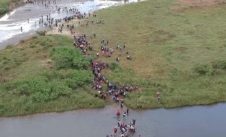 Συνεχίζουν την πορεία τους προς τις ΗΠΑ οι μετανάστες από την Ονδούρα