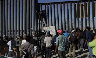 Ο Τραμπ είπε στους μετανάστες στα σύνορα του Μεξικό να γυρίσουν σπίτια τους