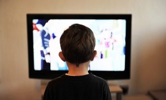 Παιδιά που περνούν ώρες μπροστά σε οθόνες κινδυνεύουν από θανάσιμους καρκίνους