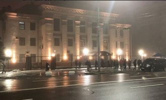 Ουκρανοί διαδηλωτές έριξαν καπνογόνα στη Ρωσική Πρεσβεία στο Κίεβο (βίντεο)