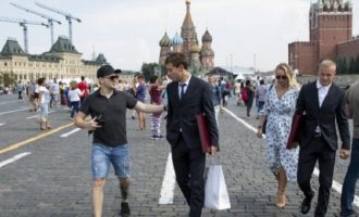Καθηλωμένοι στη χώρα τους 6 εκατ. Ρώσοι – Δεν μπορούν να ταξιδέψουν λόγω οφειλών