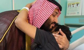 Ο πρίγκιπας διάδοχος της Σαουδικής Αραβίας επισκέφθηκε τους τραυματίες στρατιώτες του (φωτο)