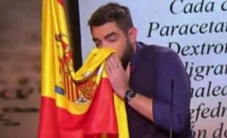 Ισπανός κωμικός φταρνίστηκε και φύσηξε τη μύτη του με τη σημαία (βίντεο)