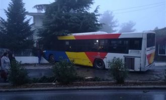 Λεωφορείο του ΟΑΣΘ ξεφεύγει και «καρφώνεται» σε περίφραξη σπιτιού (φωτο)