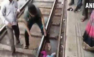 Τρένο πέρασε πάνω από μωρό ενός έτους και σώθηκε από θαύμα (βίντεο)