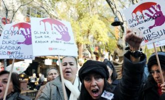 Από τις αρχές του 2017 πάνω από 230.000 Τουρκάλες ξυλοφορτώθηκαν και 393 φονεύτηκαν σε ενδοοικογενειακή βία