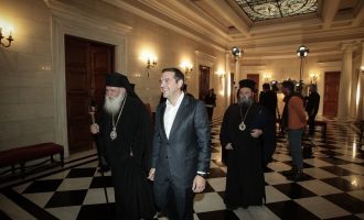 Πιέσεις ΝΔ να «ξηλώσουν» τον Ιερώνυμο για τη συμφωνία με Τσίπρα για την Εκκλησία