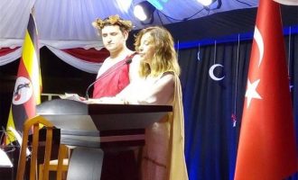 Η Τουρκάλα Πρέσβειρα στην Ουγκάντα ντύθηκε αρχαία Ελληνίδα – Την έπαυσε ο Τσαβούσογλου