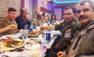 «Τρελάθηκε» ο Χουλουσί Ακάρ όταν είδε Αμερικανούς στρατιώτες να γευματίζουν με Κούρδους (φωτο)