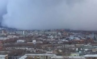Απίστευτες εικόνες από «τσουνάμι» χιονιού που σκεπάζει πόλη της Σιβηρίας (βίντεο)